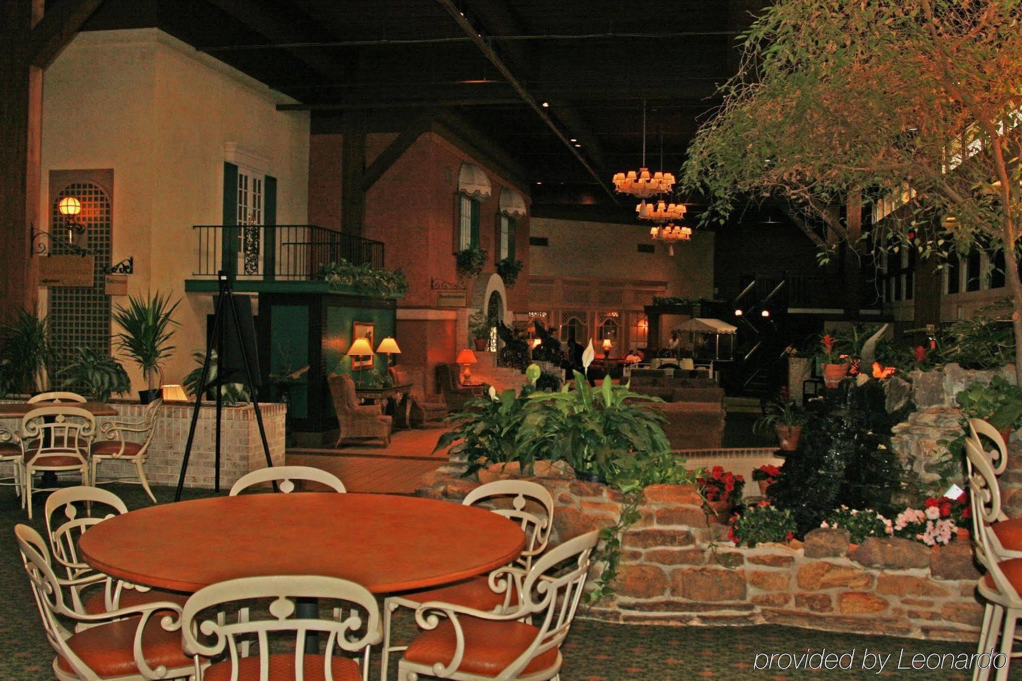 Holiday Inn Perrysburg French Quarter Interior photo